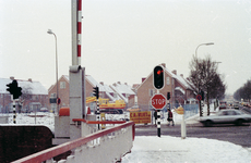 853257 Gezicht op het braakliggende terrein op de hoek van de Jutfaseweg en Waalstraat te Utrecht.